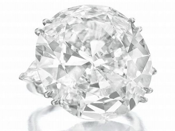 Chiến nhẫn bạch kim đính kim cương này được lấy từ bộ sưu tập trang sức đắt tiền của ngôi sô Hollywood Elizabeth Taylor có giá 1,3 triệu USD. Elizabeth Taylor rất tự hào vì đã sở hữu một trong những chiếc nhẫn đắt tiền nhất thế giới. Viên kim cương hình trái xoan nặng 5,98 carat được đặt ở vị trí trung tâm và bao quanh là những viên kim cương tròn nặng 3,96 cara tạo thành hình bông hoa xung quanh nó.